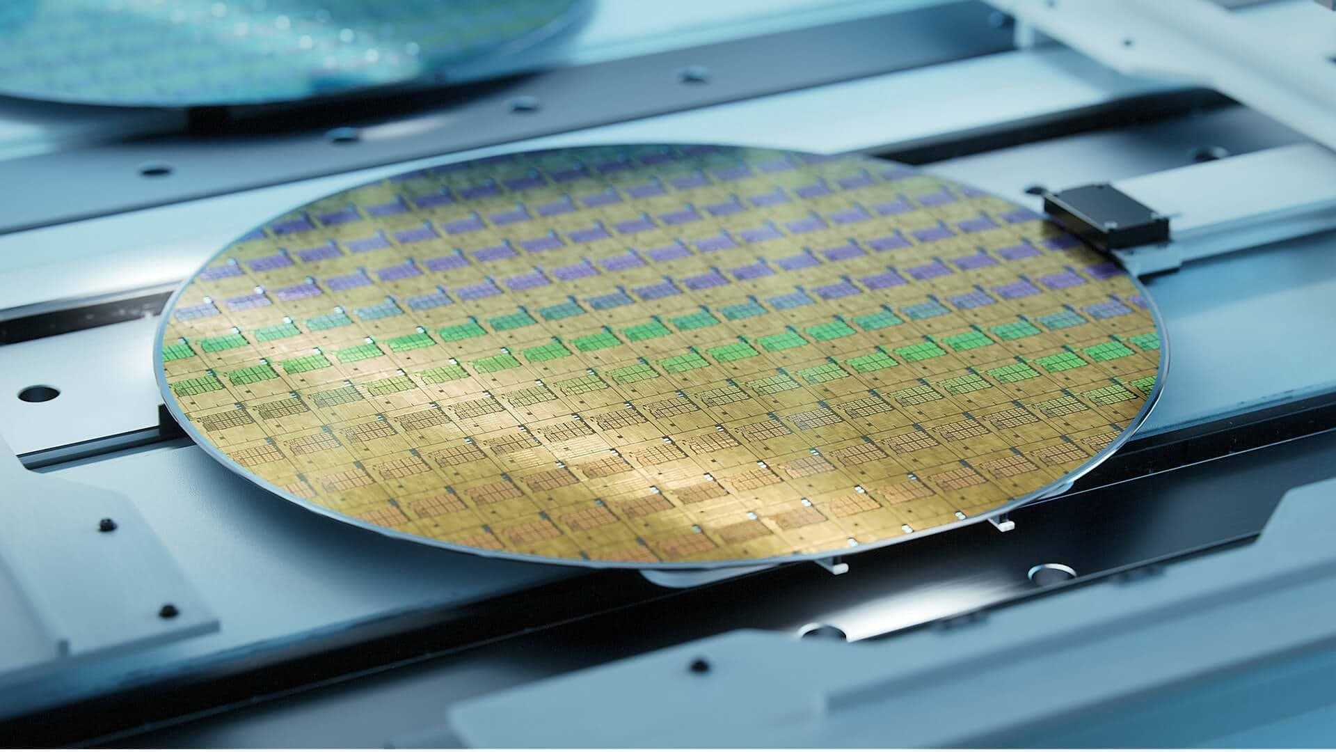 Hier zu sehen ist ein Halbleiterwafer. Dabei handelt es sich um eine dünne, kreisrunde Scheibe aus hochreinem Silizium oder einem anderen Halbleitermaterial. Stell dir das wie einen großen, runden Chip vor, der als Grundlage für die Herstellung von unzähligen kleineren Chips dient. Auf diesen Wafern werden die winzigen Schaltkreise und Transistoren erzeugt, die in allen elektronischen Geräten von Smartphones bis hin zu Computern zu finden sind. Durch die Verwendung von Wafern können viele identische Chips gleichzeitig hergestellt werden, was die Produktion kostengünstig macht.