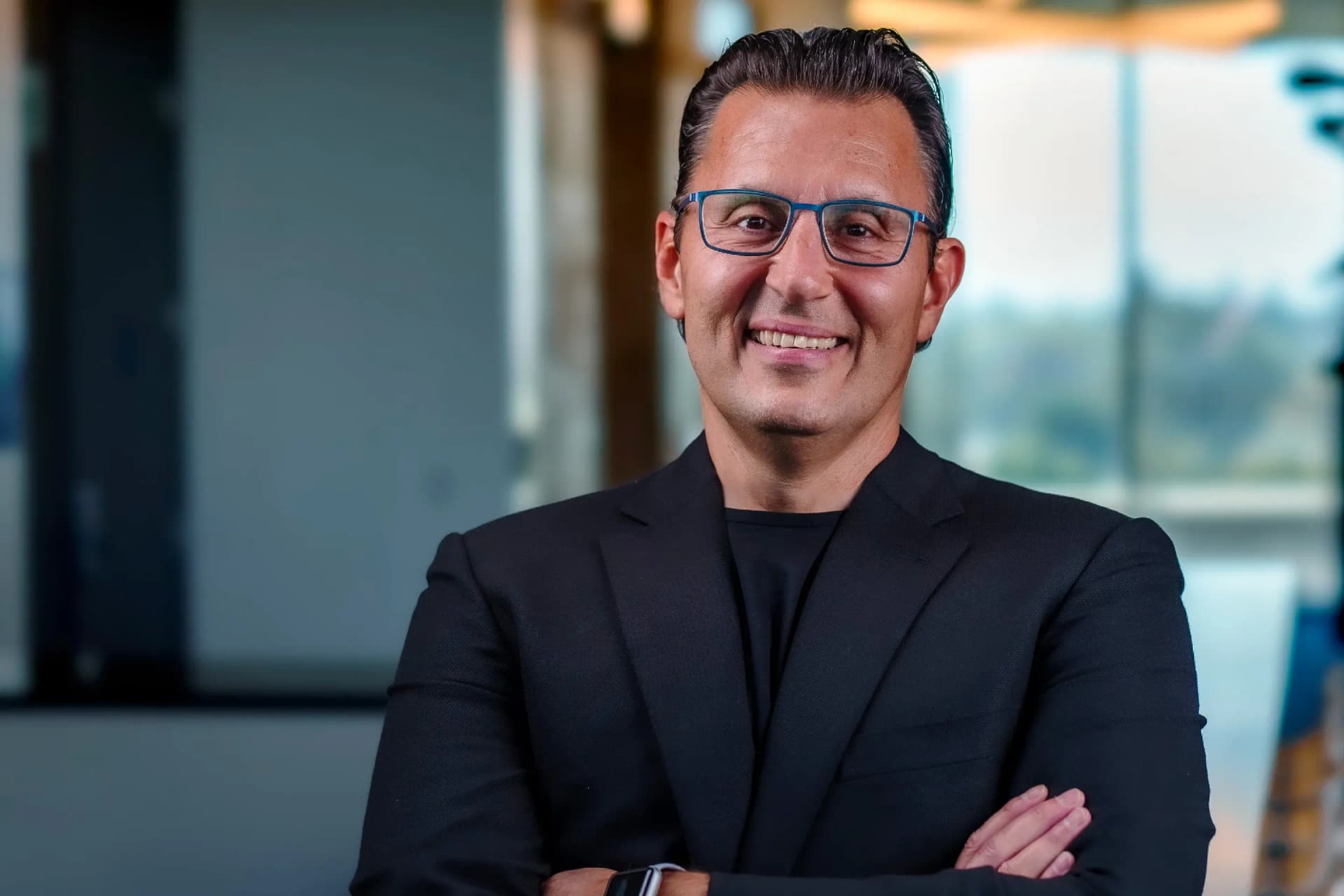 Sasan K. Goodarzi ist seit 2019 CEO von Intuit. Er ist Ingenieur und Manager mit langjähriger Intuit-Erfahrung, der zuvor verschiedene Führungspositionen im Unternehmen innehatte, unter anderem als Executive Vice President für Small Business und Consumer Tax. Goodarzi gilt als pragmatisch, technologieorientiert und stark fokussiert auf Innovation durch KI und Plattformintegration.