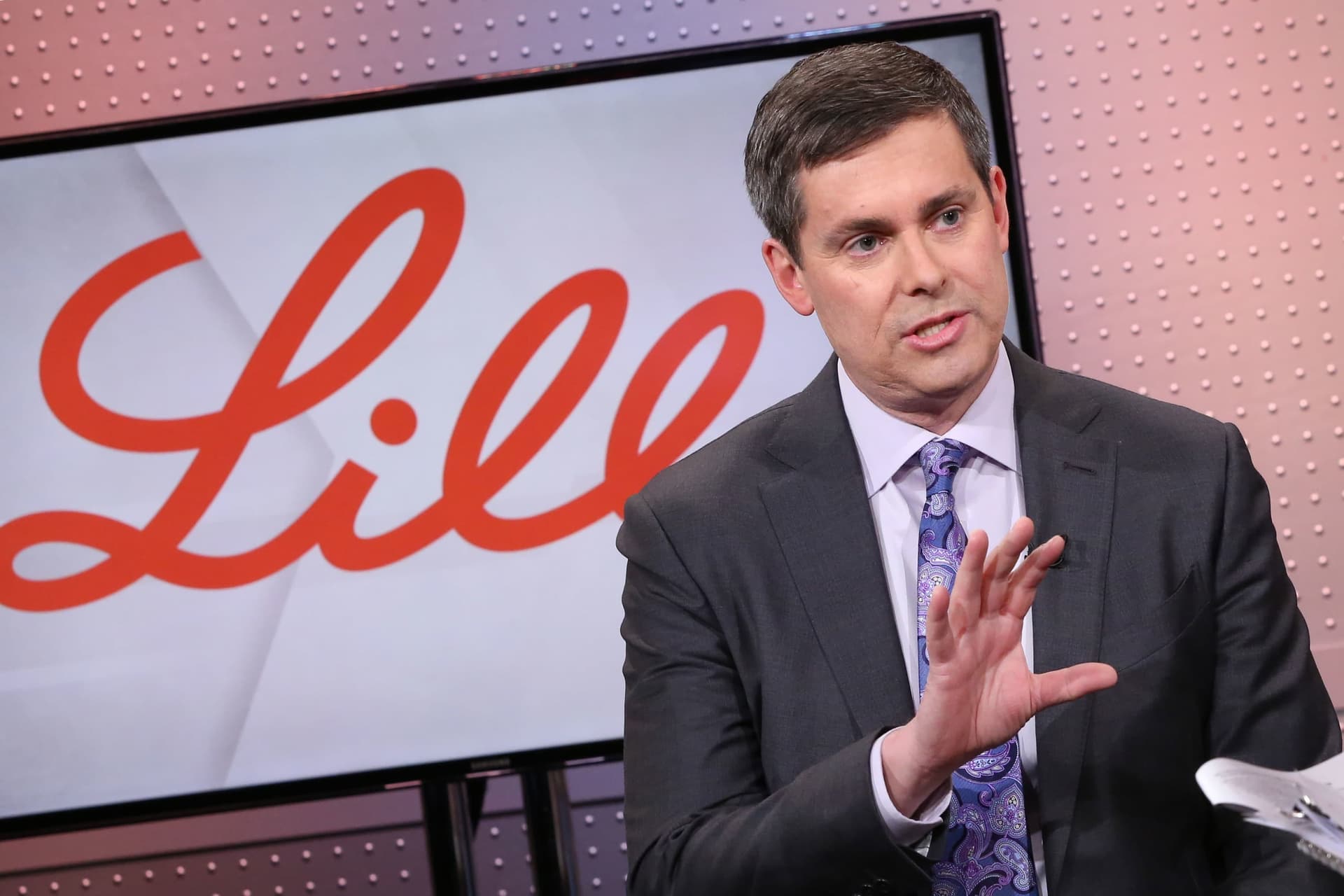 David A. Ricks steht seit Januar 2017 an der Spitze von Eli Lilly – zunächst als CEO, ab Juni 2017 zusätzlich als Chairman des Vorstands. Er ist ein durch und durch unternehmensinterner Führungstyp: Seit 1996 arbeitete er in unterschiedlichsten Funktionen und Regionen – von Business Development über Marketing, Sales und internationale Verantwortung bis hin zur Leitung von Lilly Bio‑Medicines.