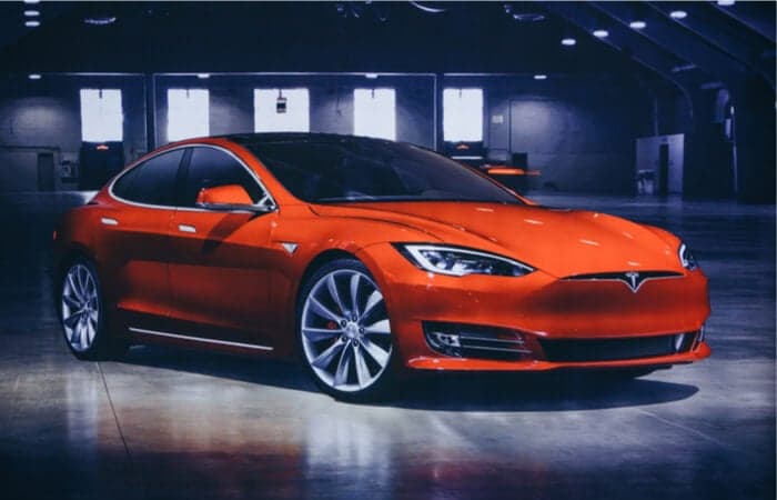 Tesla Aktie: Kurs explodiert und bricht wieder ein - was tun?