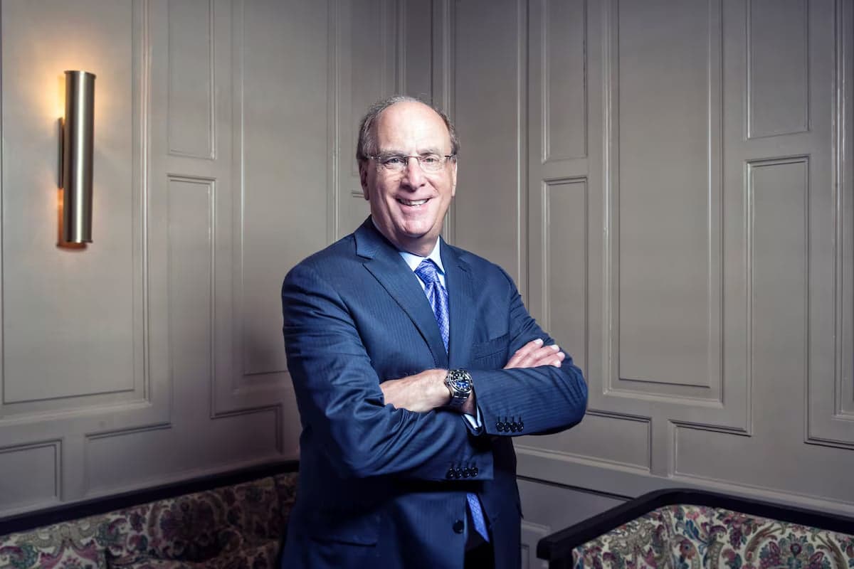 Larry Fink ist der Mitgründer, Chairman und CEO von BlackRock, dem weltweit größten Vermögensverwalter. Unter seiner Führung wuchs das Unternehmen von einem kleinen Risikomanagement-Spezialisten zu einem globalen Finanzgiganten mit über 10 Billionen Dollar verwaltetem Vermögen.
