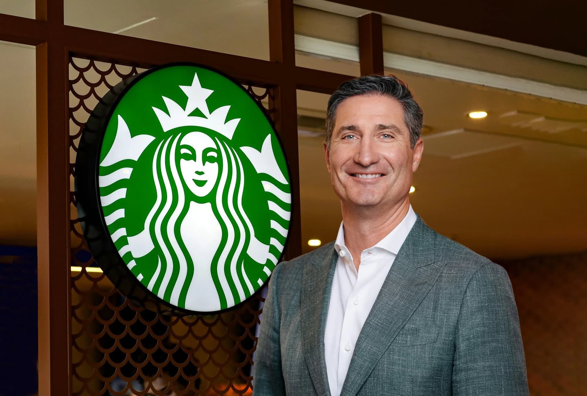 Brian Niccol ist ein erfahrener CEO, bekannt für seine transformative Rolle bei Chipotle, wo er Umsatzwachstum und Markenwahrnehmung erheblich steigerte. Seine Stärken liegen in der strategischen Vision, dem Fokus auf digitale Innovation und der Förderung einer positiven Unternehmenskultur.