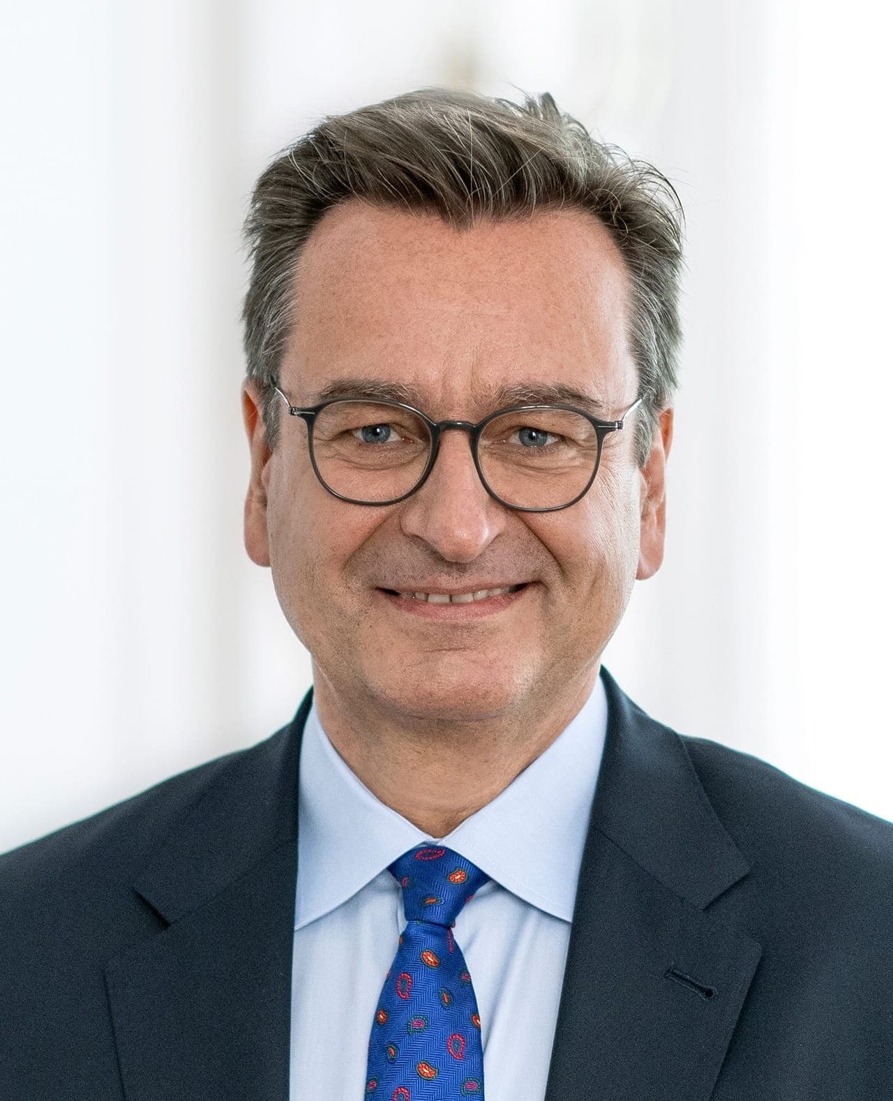 Joachim Wenning ist seit 2017 Vorstandsvorsitzender der Münchener Rück. Nach seinem VWL-Studium an der Universität München trat er bereits 1991 in die Münchener Rück ein und durchlief verschiedene Führungspositionen, bevor er die Leitung des Unternehmens übernahm.