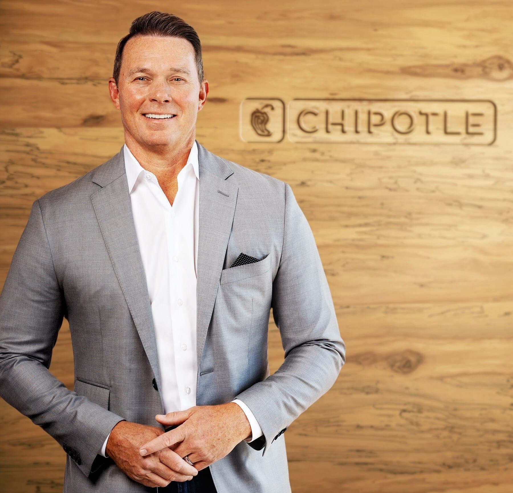 Nach dem Abgang von Brian Niccol hat Chipotle Mexican Grill Scott Boatwright zum neuen Chief Executive Officer (CEO) ernannt. Boatwright, der seit 2017 als Chief Operating Officer (COO) tätig war, übernahm zunächst interimistisch die CEO-Position und wurde im November 2024 offiziell in dieser Rolle bestätigt.