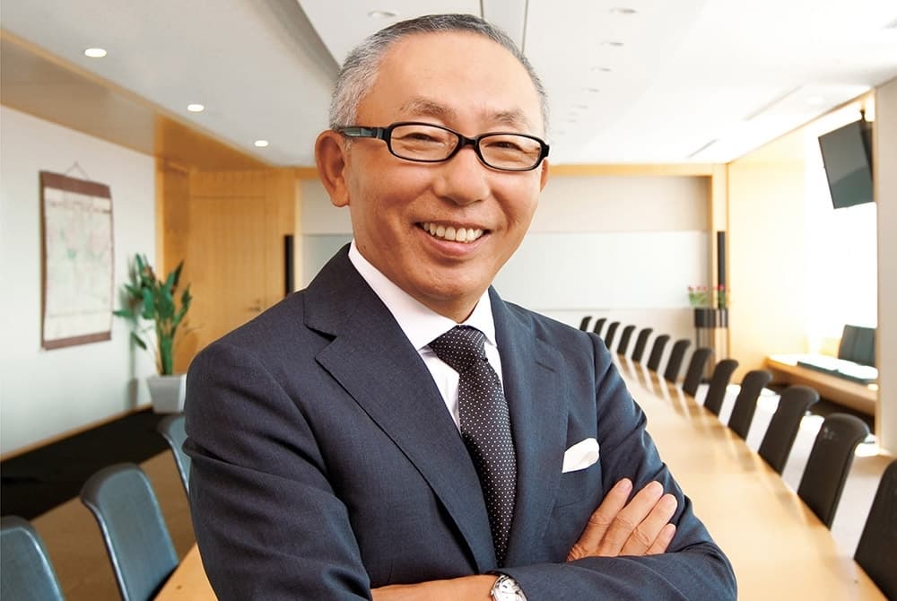Familienvater, Gründer, Unternehmer, Präsident, CEO und der reichste Mensch in Japan. Tadashi Yanai ist dabei ein erfolgreiches Modeunternehmen aufzubauen und zeitgemäß auszurichten.