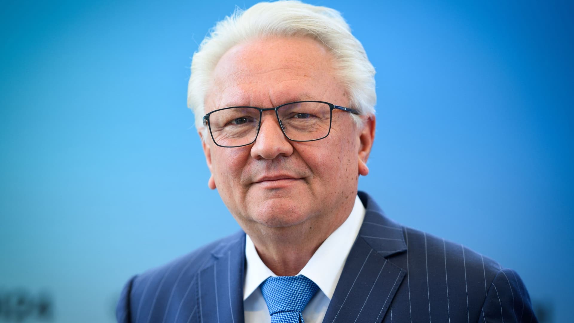 Armin Papperger ist seit 2013 Vorstandsvorsitzender von Rheinmetall und gilt als Macher mit militärischem Sachverstand und ökonomischem Gespür. Der gelernte Maschinenbauingenieur startete seine Karriere 1990 bei Rheinmetall und kennt das Unternehmen damit aus dem Effeff. Unter seiner Führung wurde Rheinmetall vom weitgehend unterschätzten Mischkonzern zum Börsenliebling und strategischen Herzstück der europäischen Verteidigung.