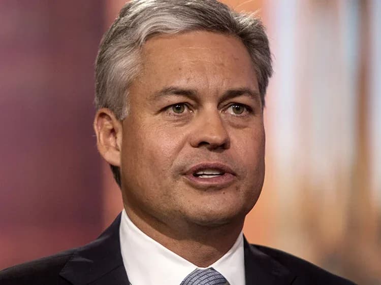 Robert Kipp deVeer III ist seit Juli 2014 CEO von Ares Capital Corporation und seit 2004 in leitenden Positionen innerhalb der Ares Management Corporation tätig. Er verfügt über einen Bachelor-Abschluss von der Yale University und einen MBA von der Stanford Graduate School of Business. Vor seiner Zeit bei Ares sammelte er Erfahrungen bei renommierten Finanzinstituten wie J.P. Morgan, Indosuez Capital und RBC Capital Partners.