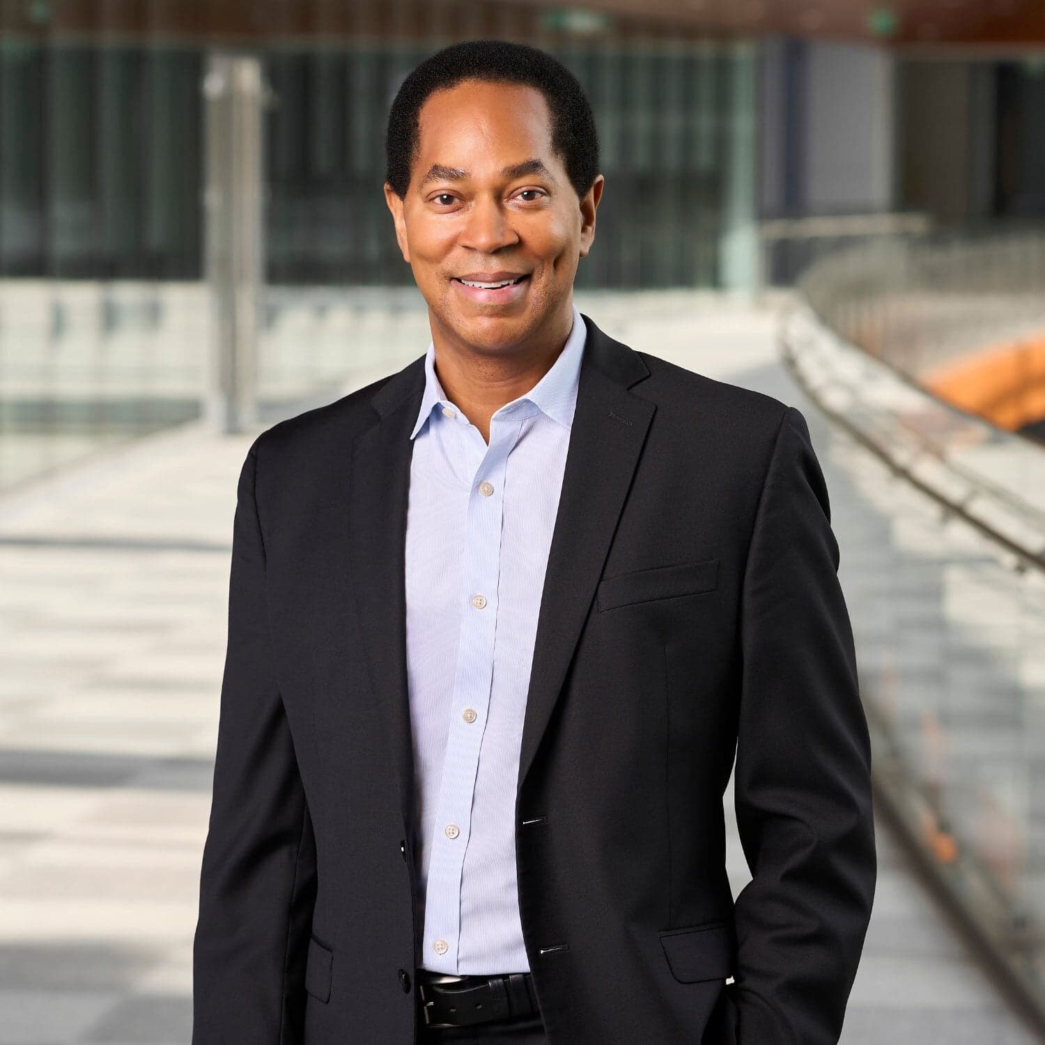 Craig Arnold ist seit Juni 2016 Chairman und CEO der Eaton Corporation. Er begann seine Karriere bei General Electric im Jahr 1983 und hatte dort verschiedene Führungspositionen inne, bevor er 2000 zu Eaton wechselte. Arnold hat einen Bachelor-Abschluss in Psychologie von der California State University, San Bernardino, und einen MBA von der Pepperdine University. Neben seiner Rolle bei Eaton ist er in mehreren Organisationen aktiv, darunter das Business Roundtable und das Greater Cleveland Partnership.