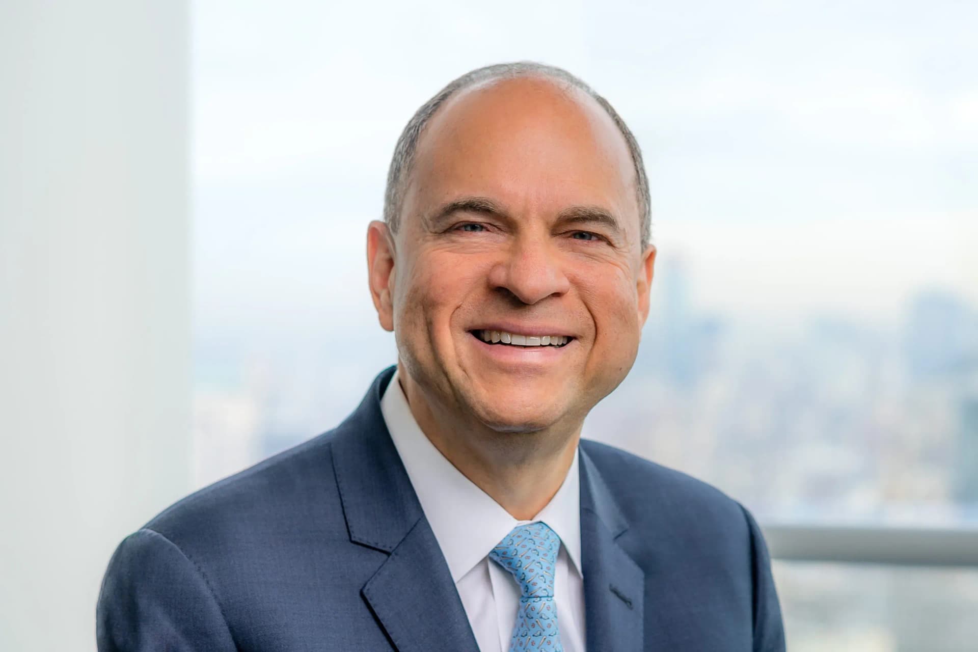 Henry A. Fernandez ist seit 1998 CEO und seit 2007 Chairman von MSCI Inc. Unter seiner Leitung entwickelte sich MSCI von einer Tochtergesellschaft von Morgan Stanley zu einem unabhängigen, börsennotierten Unternehmen mit einer Marktkapitalisierung von über 40 Mrd. USD. Fernandez verfügt über einen Bachelor-Abschluss in Wirtschaftswissenschaften von der Georgetown University, einen MBA von der Stanford University und absolvierte Doktoratsstudien in Wirtschaft an der Princeton University.