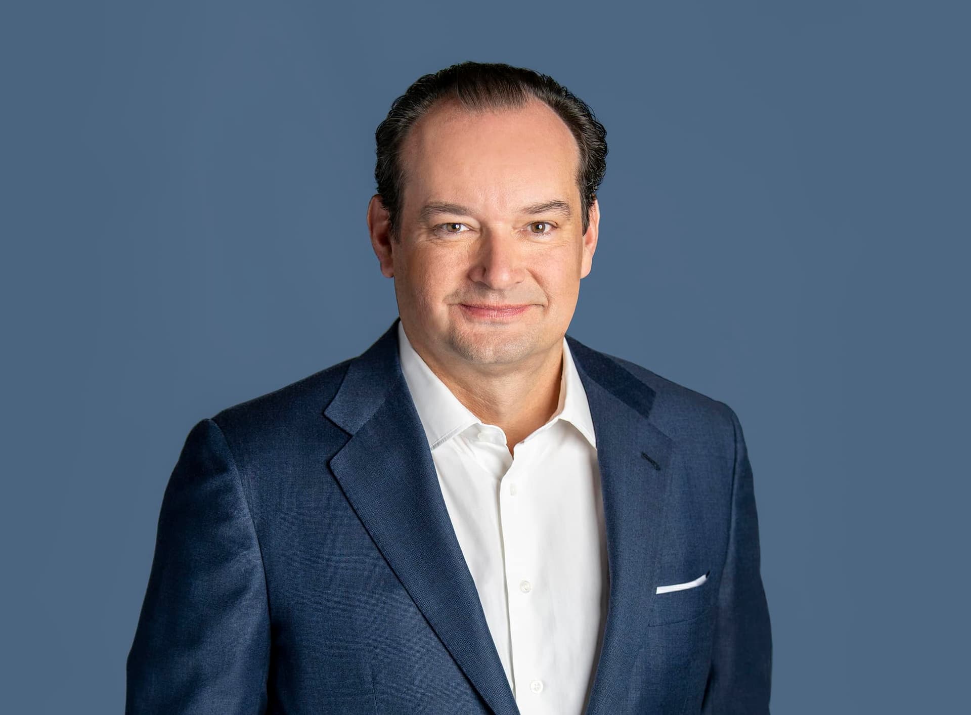 Billy Hult ist seit Januar 2023 Chief Executive Officer (CEO) von Tradeweb Markets und Mitglied des Board of Directors. Zuvor war er seit 2008 als Präsident des Unternehmens tätig. Seit seinem Eintritt bei Tradeweb im Jahr 2000 spielte Hult eine entscheidende Rolle bei der Entwicklung und Expansion des Unternehmens.