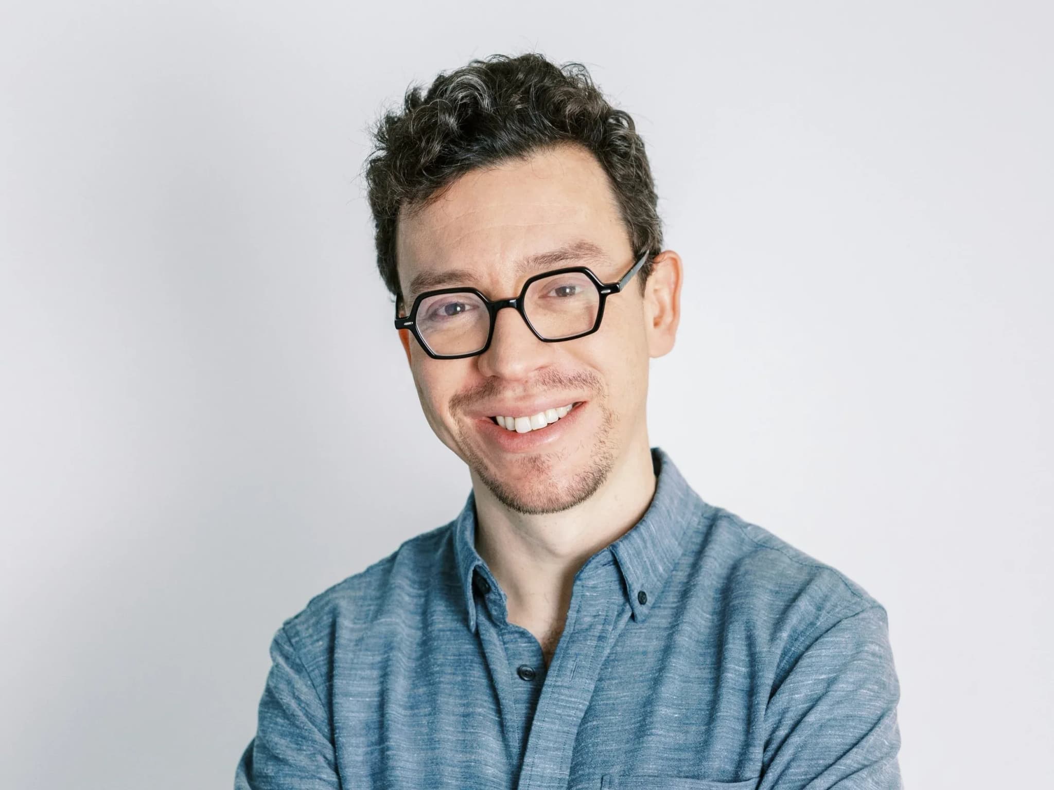 Luis von Ahn ist ein guatemaltekischer Unternehmer, Informatiker und Mitgründer von Duolingo. Er gilt als einer der Pioniere der sogenannten „Human Computation“ und wurde u. a. durch die Entwicklung von reCAPTCHA bekannt. Als Professor an der Carnegie Mellon University bringt er akademische Tiefe mit, kombiniert mit unternehmerischer Vision. Seit der Gründung von Duolingo im Jahr 2011 führt er das Unternehmen als CEO – mit einem klaren Fokus auf Bildungsgerechtigkeit, Produktinnovation und globale Skalierung.