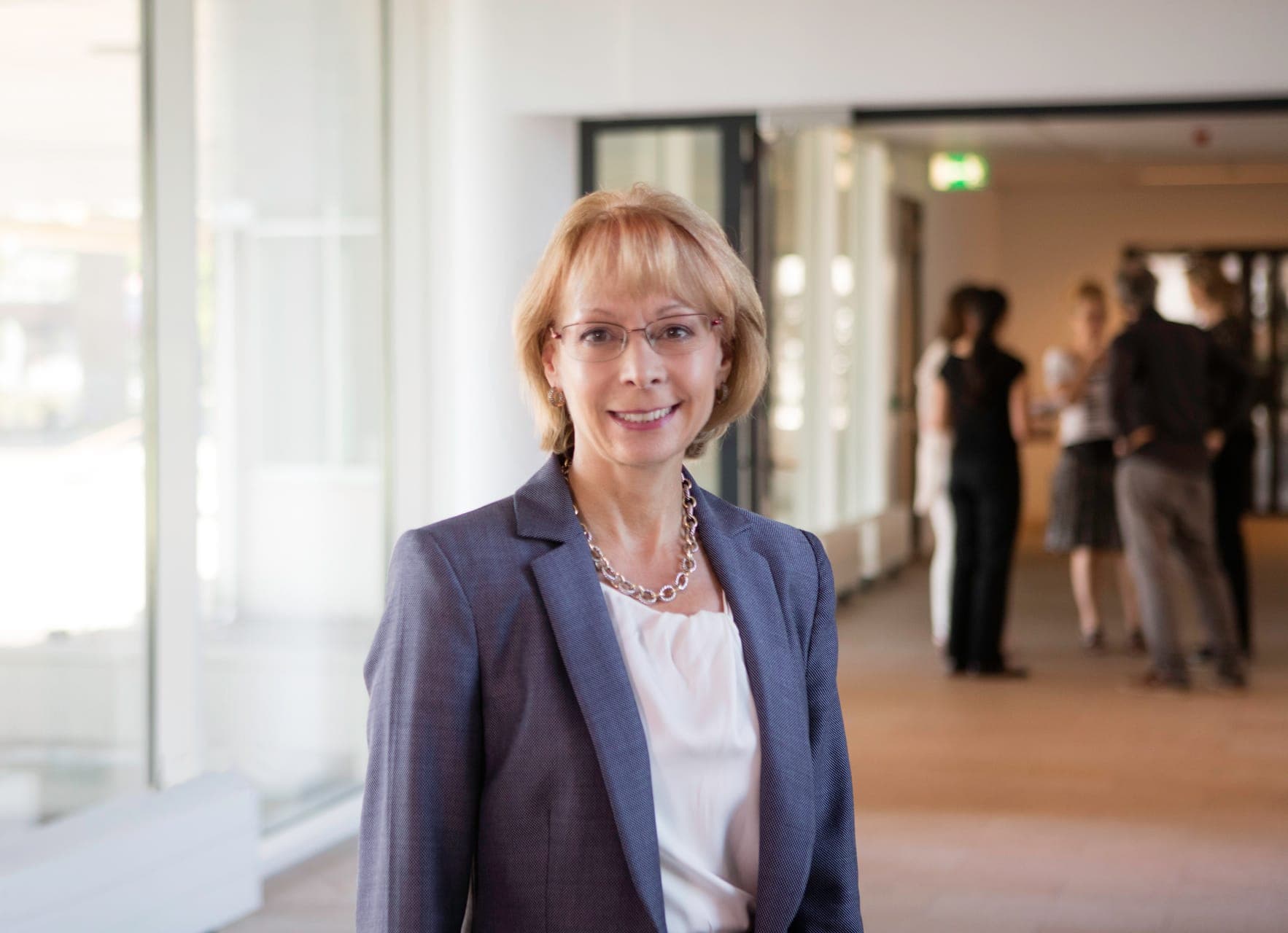 Nancy McKinstry (1959, USA) ist seit über 20 Jahren CEO von Wolters Kluwer und gilt als eine der einflussreichsten Managerinnen Europas. Unter ihrer Führung hat sich das Unternehmen von einem traditionellen Fachverlag zu einem global führenden Anbieter digitaler Informations- und Softwarelösungen entwickelt. Ihr Führungsstil ist stark auf Transformation, Profitabilität und strategische Fokussierung ausgerichtet.