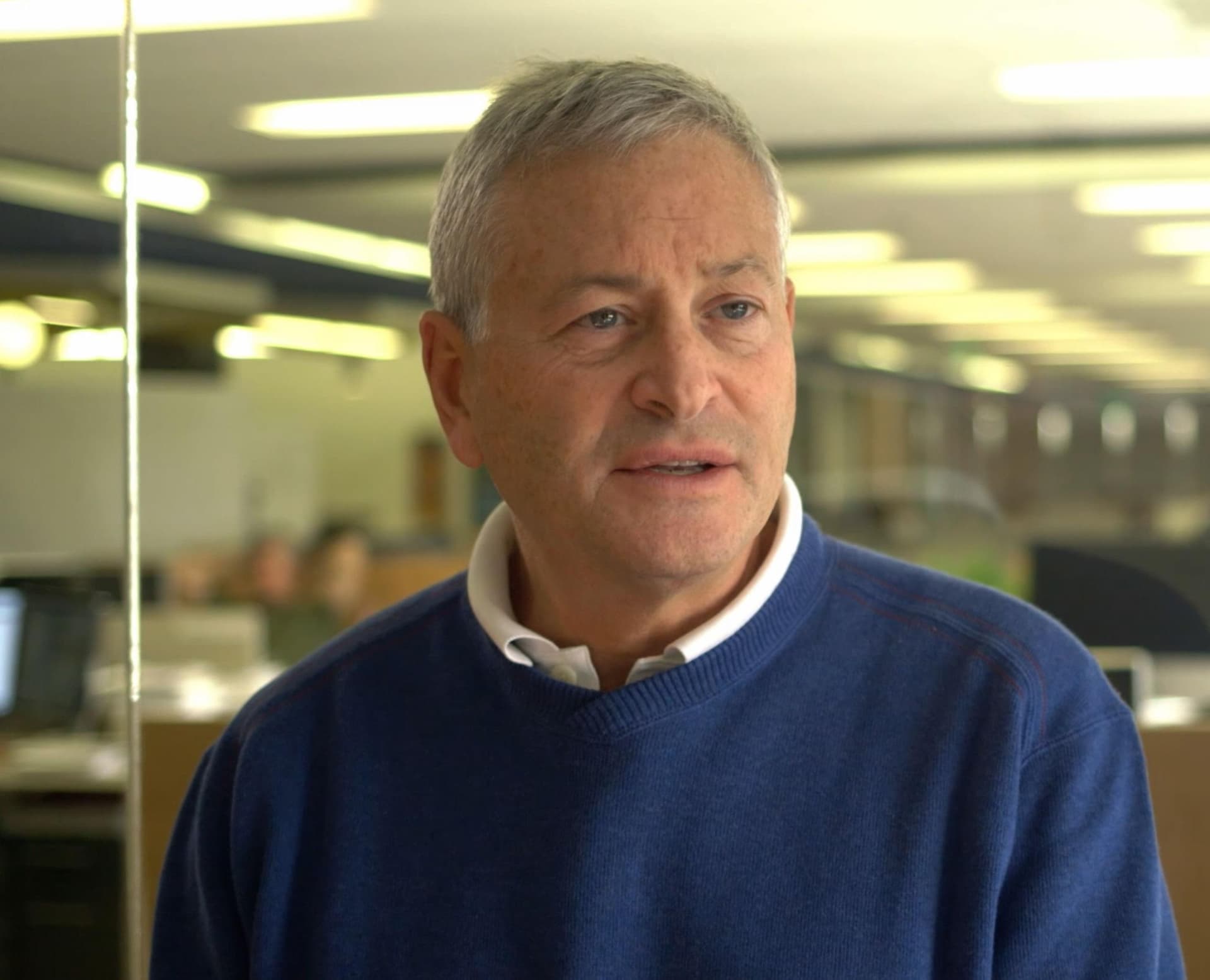 William J. Lansing ist seit 2012 CEO von Fair Isaac (FICO) und gilt als Architekt der strategischen Neuausrichtung. Unter seiner Führung wandelte sich das Unternehmen von einem Nischenanbieter für Kredit-Scores zu einem führenden Anbieter datengetriebener Entscheidungs- und Cloud-Plattformen. Lansing kombiniert operative Disziplin mit Innovationskraft und hat FICO damit zu einem der profitabelsten und wertvollsten Softwareunternehmen im Bereich Finanzanalytik gemacht.